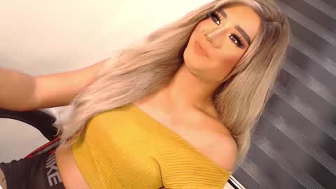 Snapshot of velvet_fux chatting on November 7, 2:11 am Richy will make you fall in love online show from November 7, 2:11 am