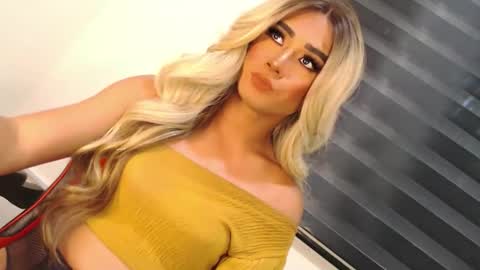 Snapshot of velvet_fux chatting on November 14, 1:37 am Richy will make you fall in love online show from November 14, 1:37 am