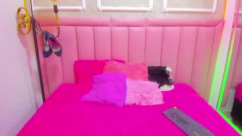 Snapshot of velvet_giirll chatting on June 18, 9:19 pm velvet_giirll online show from June 18, 9:19 pm
