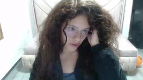 Snapshot of velvet_moon_v chatting on October 28, 1:36 pm velvet_moon_v online show from October 28, 1:36 pm