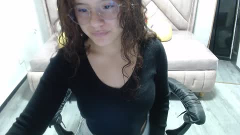 Snapshot of velvet_moon_v chatting on November 10, 1:10 pm velvet_moon_v online show from November 10, 1:10 pm