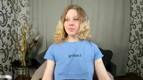 Snapshot of velvet_peach_ chatting on November 19, 11:43 am velvet_peach_ online show from November 19, 11:43 am