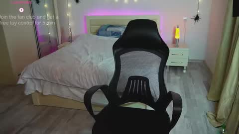 Snapshot of velvet_sin chatting on October 21, 7:03 pm Mila online show from October 21, 7:03 pm