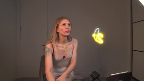 VelvetTGirl online show from April 4, 6:44 am