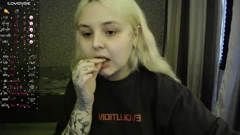 Snapshot of vendymories chatting on October 8, 11:19 am eva 3 online show from October 8, 11:19 am