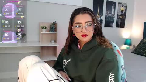 Mia online show from October 2, 12:45 pm