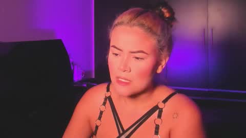 Snapshot of veronicabrown_xxx chatting on April 10, 3:17 pm Vero online show from April 10, 3:17 pm