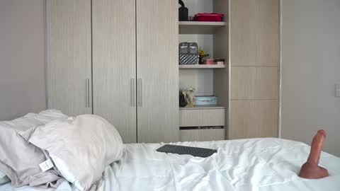  V A L  help me reach 100likes online show from March 4, 6:29 pm