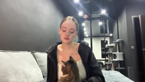 Snapshot of vestaszanto chatting on October 28, 4:09 pm Esta online show from October 28, 4:09 pm