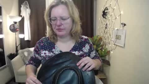 Snapshot of vestawoody chatting on October 29, 7:10 am vestawoody online show from October 29, 7:10 am