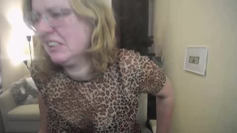 Snapshot of vestawoody chatting on November 23, 7:19 am vestawoody online show from November 23, 7:19 am