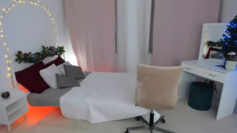 Snapshot of via_lattea_ chatting on December 23, 8:03 pm Camilla online show from December 23, 8:03 pm