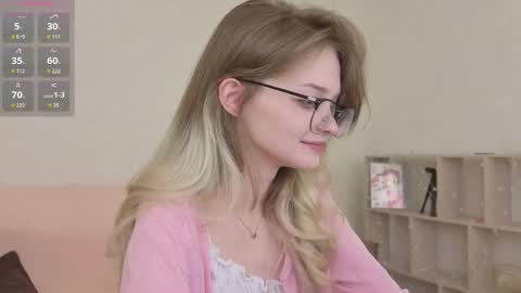 Snapshot of vialeta_baby chatting on October 13, 10:43 pm Vi online show from October 13, 10:43 pm