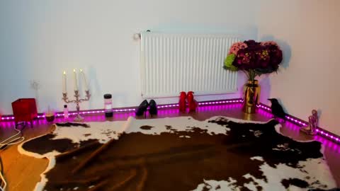 ViciousQueenu can call me Laura online show from November 24, 8:25 am