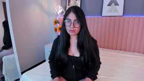 Snapshot of victoria__thompson_ chatting on June 17, 2:07 pm Victoria online show from June 17, 2:07 pm
