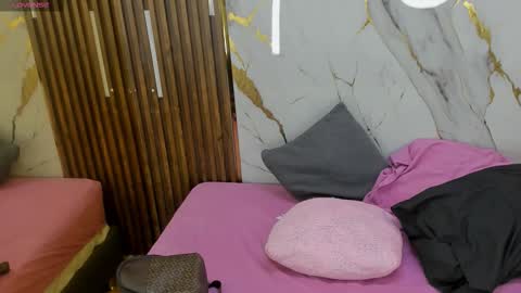 Victoria  online show from November 20, 8:30 pm