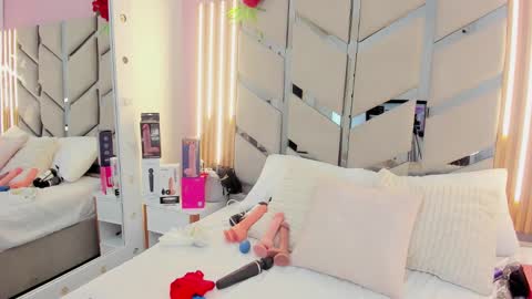 Victoria Moon  online show from September 20, 9:21 am