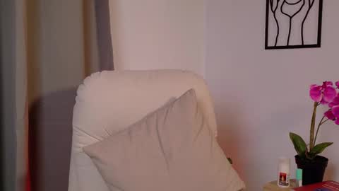 VictoriaNova online show from February 17, 8:48 pm