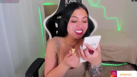 V  I C  T O R I A  online show from November 11, 7:03 pm