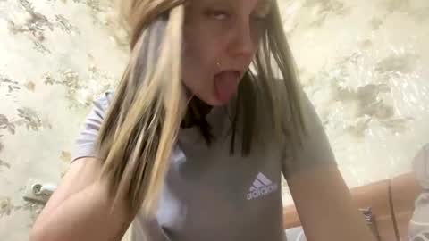Snapshot of viktoria9898 chatting on June 8, 1:28 am Sweett online show from June 8, 1:28 am