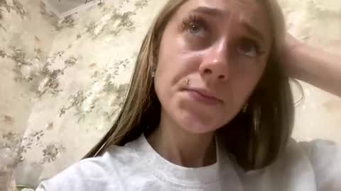 Snapshot of viktoria9898 chatting on June 9, 2:01 am Sweett online show from June 9, 2:01 am