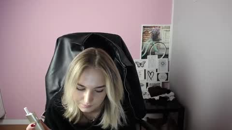 Snapshot of viktoria_lovely chatting on October 15, 8:58 am viktoria_lovely online show from October 15, 8:58 am