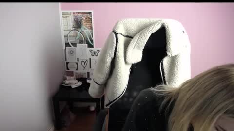 Snapshot of viktoria_lovely chatting on November 25, 10:04 am viktoria_lovely online show from November 25, 10:04 am