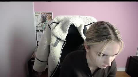 Snapshot of viktoria_lovely chatting on December 2, 9:14 am viktoria_lovely online show from December 2, 9:14 am