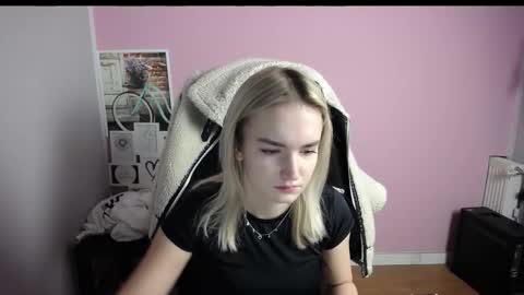 Snapshot of viktoria_lovely chatting on December 15, 8:40 am viktoria_lovely online show from December 15, 8:40 am