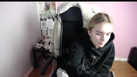 Snapshot of viktoria_lovely chatting on December 23, 6:55 am viktoria_lovely online show from December 23, 6:55 am