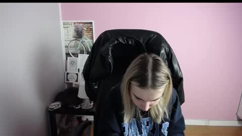 Snapshot of viktoria_lovely chatting on February 5, 7:02 am viktoria_lovely online show from February 5, 7:02 am