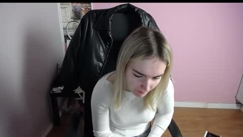 Snapshot of viktoria_lovely chatting on February 11, 6:29 am viktoria_lovely online show from February 11, 6:29 am