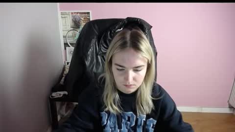 Snapshot of viktoria_lovely chatting on February 16, 6:31 am viktoria_lovely online show from February 16, 6:31 am