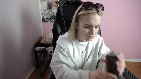 Snapshot of viktoria_lovely chatting on March 3, 7:58 am viktoria_lovely online show from March 3, 7:58 am