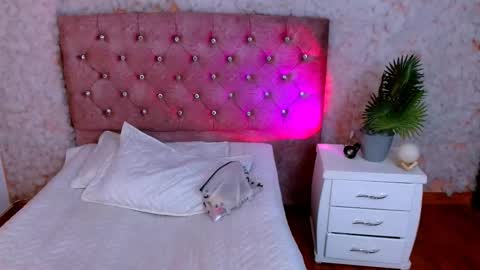 Snapshot of viky_evanss chatting on February 4, 6:58 pm viky_evanss online show from February 4, 6:58 pm