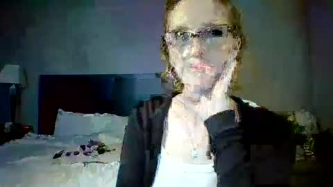 Snapshot of vimonroe chatting on October 19, 4:24 am Adori online show from October 19, 4:24 am