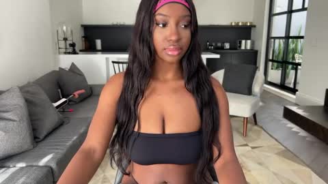 Fantasy Black Girl online show from May 8, 1:49 pm