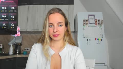 Snapshot of violet_blue_eyes chatting on December 10, 1:44 pm Violet online show from December 10, 1:44 pm