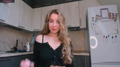 Snapshot of violet_blue_eyes chatting on February 25, 1:39 pm Violet online show from February 25, 1:39 pm