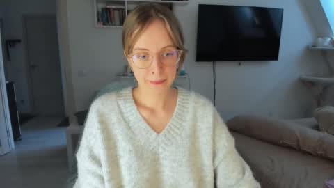 Snapshot of violet_blue_eyes chatting on October 7, 12:24 pm Violet online show from October 7, 12:24 pm