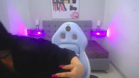 Snapshot of violet_raine_ chatting on November 10, 1:32 pm Violet online show from November 10, 1:32 pm