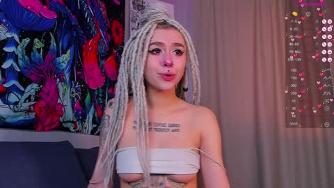 Snapshot of violet_walker7 chatting on December 17, 9:39 am Violet online show from December 17, 9:39 am