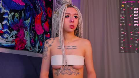Snapshot of violet_walker7 chatting on January 6, 4:58 am Violet online show from January 6, 4:58 am