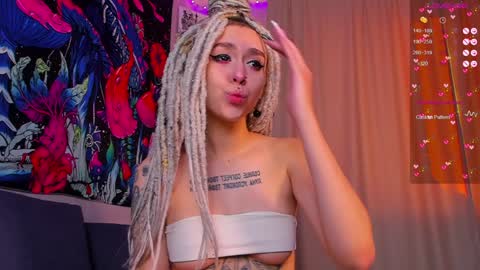 Snapshot of violet_walker7 chatting on January 6, 8:14 am Violet online show from January 6, 8:14 am