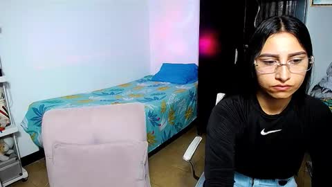 Snapshot of violeta_rouses chatting on February 4, 3:51 pm violeta_rouses online show from February 4, 3:51 pm