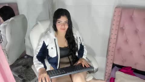 Snapshot of violetaangelsx chatting on January 1, 10:00 am Viollet online show from January 1, 10:00 am