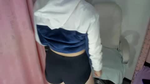 Snapshot of violetaangelsx chatting on January 2, 6:50 am Viollet online show from January 2, 6:50 am