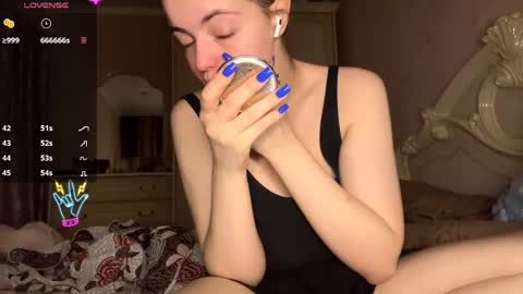 Snapshot of violetamelia chatting on April 19, 6:21 pm Eva online show from April 19, 6:21 pm