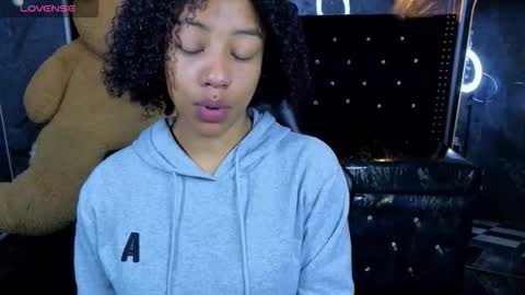 violeth_b online show from March 23, 1:04 pm