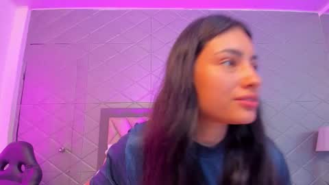 Snapshot of violetrousse chatting on December 17, 5:52 pm Violet Rousse online show from December 17, 5:52 pm